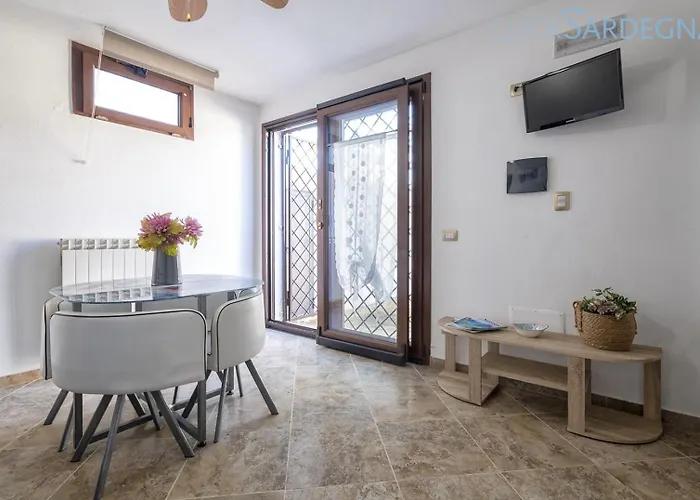 Large Mediterranea In The Heart Of Coral Shore With Swimming Pool Large Garden With Palm Trees Альгеро